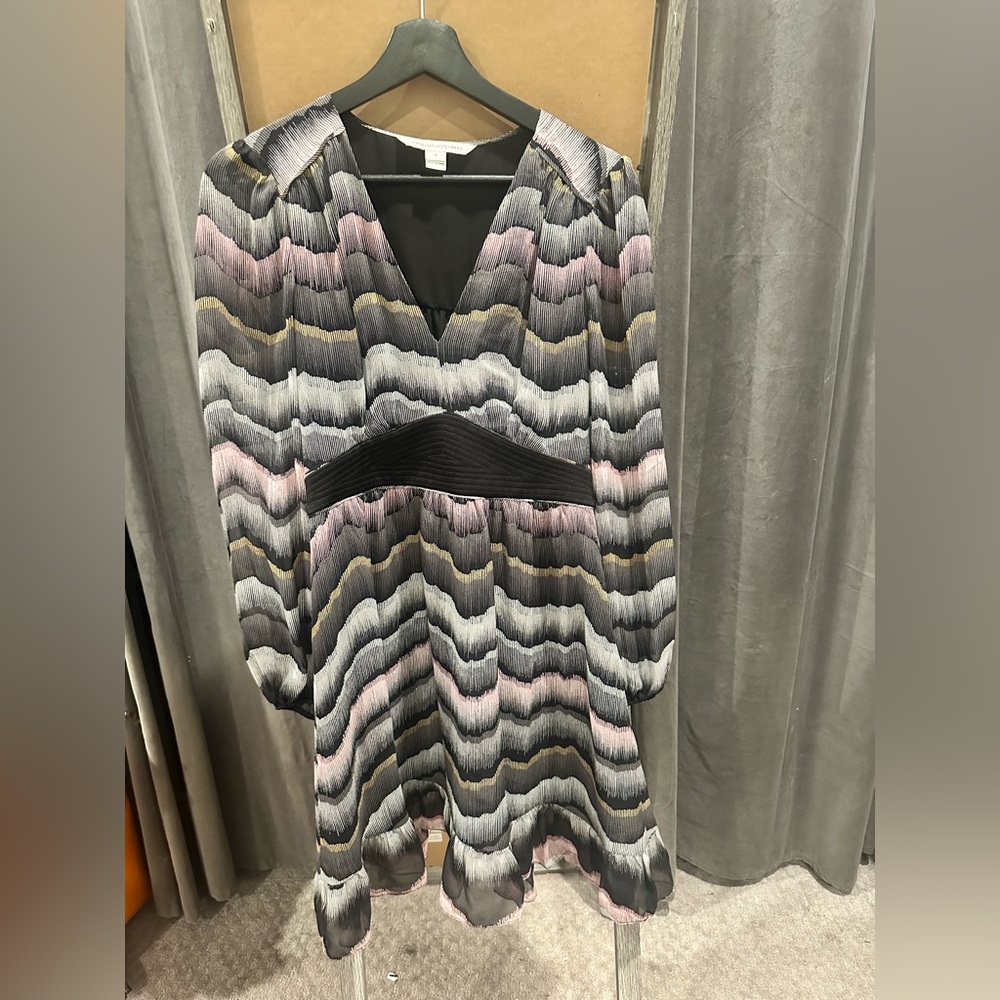 Diane Von Furstenberg Black and Pink Wave Dress